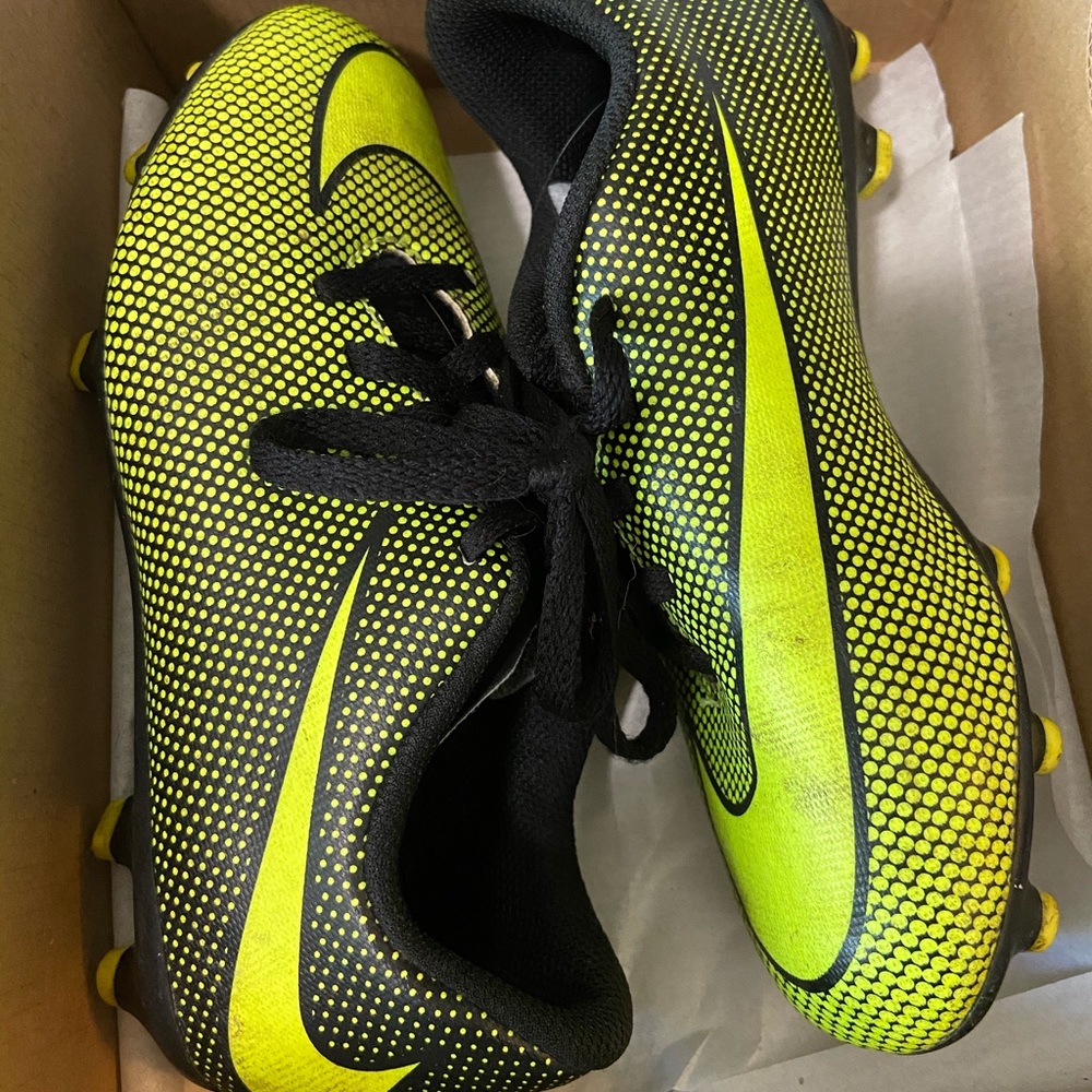 Boys Youth Size 13 Nike Soccer Cleats Blac…